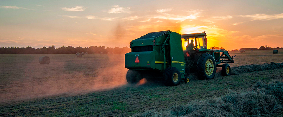 Imagem de capa - Trator em uma plantação - Tecnologia no agronegócio: sua empresa está segura?